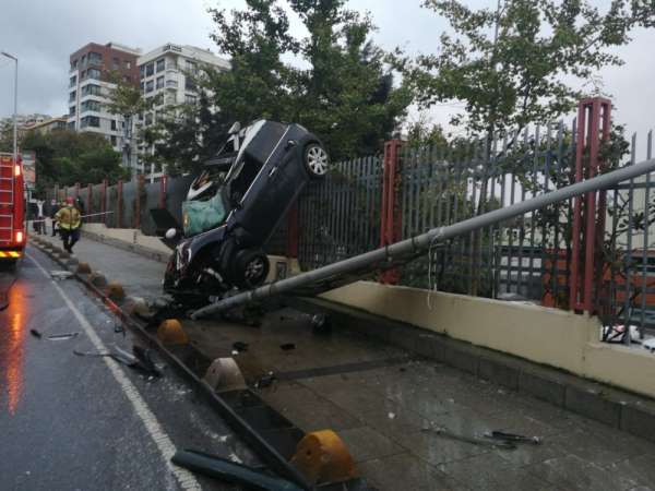 Kadıköy'de akıl almaz kaza, otomobil asılı kaldı: 1 yaralı