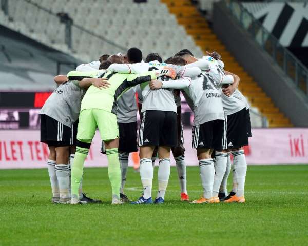 Süper Lig: Beşiktaş: 2 - Medipol Başakşehir: 0 (İlk yarı)