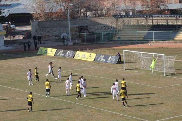 Bayburt Özel İdarespor, İnegölspor'a kendi evinde 1-0 mağlup oldu