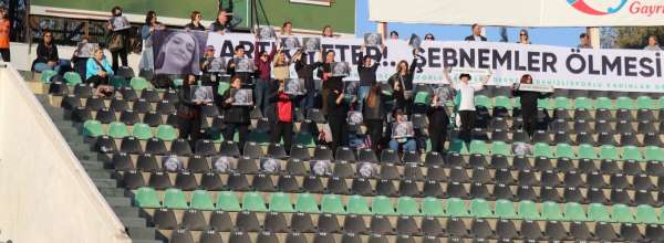 Denizlispor maçında kadın cinayetine tepki için pankart açıldı