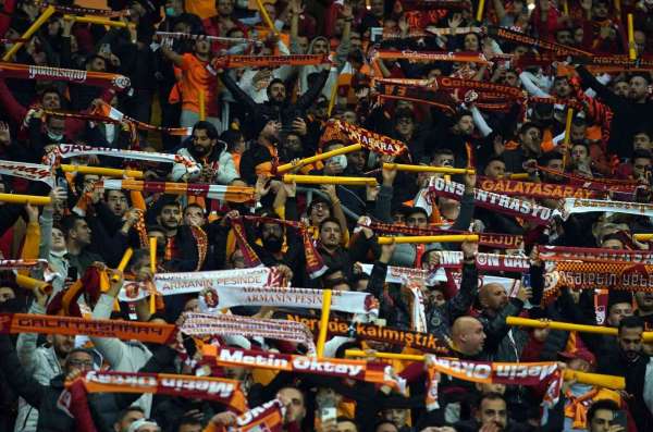 Galatasaray taraftarından 'Squid Game' koreografisi
