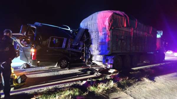 Amasya'da minibüs tıra çarptı: Ölü ve yaralılar var - Amasya haber