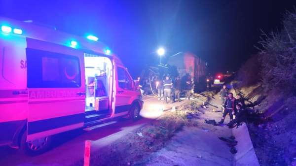 Amasya'da tiyatro oyuncularını taşıyan minibüs tıra çarptı: 3 ölü, 8 yaralı - Amasya haber