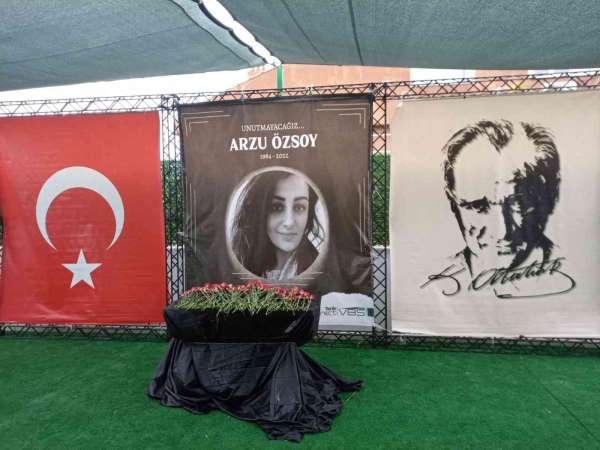 Terör saldırısında hayatını kaybeden Arzu Özsoy'un öğretmenlik yaptığı okulda hüzün hakim - İstanbul haber
