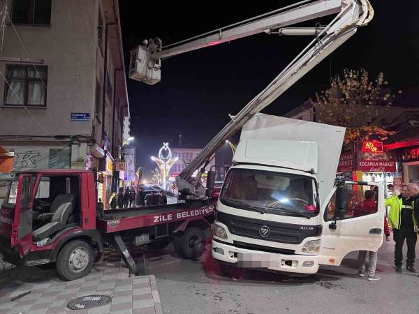 Tokat'ta kamyonet itfaiye aracına çarptı: 1 yaralı - Tokat haber