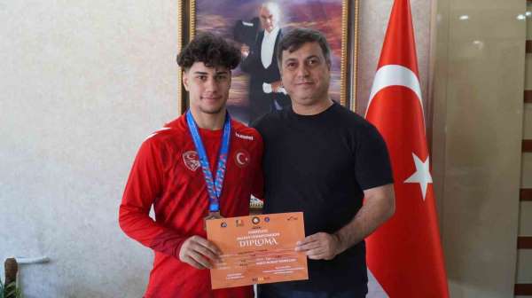 İl Müdürü Yunus Öztürk'ten milli güreşçiye tebrik