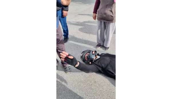 Kazada yaralandı, çarpıştığı aracın sürücüsü ve çocuğunun korktuğunu görünce kendi acısını bir kenara attı