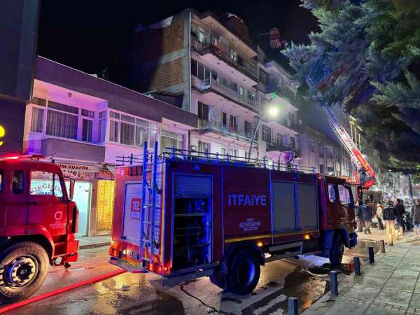 Ordu'da çatı katı yangını: 5 kişi asansörlü araçla tahliye edildi