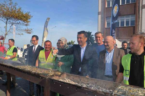 Samsun Yakakent'te Hamsi Festivali'ne yoğun ilgi: 2 saatte 3 ton hamsi tükendi