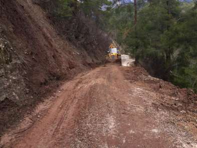 Kumluca'da heyelan nedeniyle kapanan mahalle yolları ulaşıma açıldı 