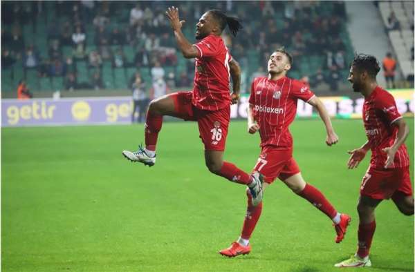 Antalyaspor'da ilk deplasman galibiyeti sevinci