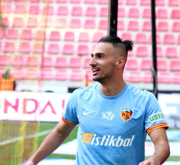 Kayserispor'da Onur Bulut ilk kez kırmızı kart gördü