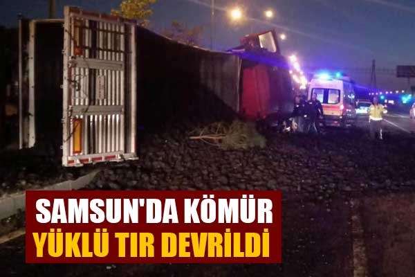 Samsun'da kömür yüklü tır devrildi