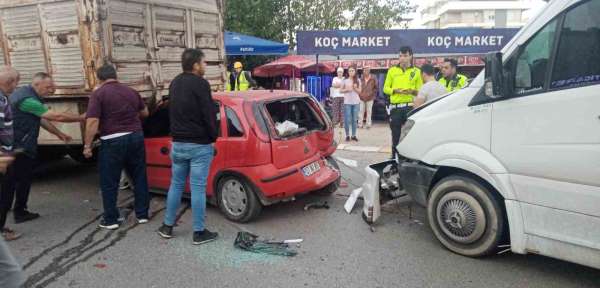 Antalya'da 4 araçlı zincirleme kaza