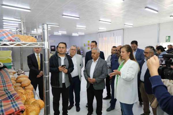 Başkan Zeybek: 'Bölgemizde de en ucuz halk ekmeği biz satıyoruz'