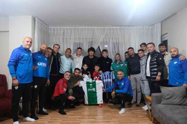 Bursaspor Kulübü, yüzüne biber gazı sıkılan çocuğu evinde ziyaret etti
