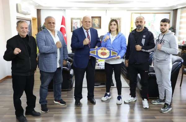 Eski boksör Başkan Pekmezci Bayburtlu milli boksör Turhan'ı makamında ağırladı