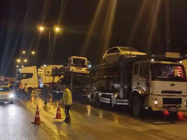 Kocaeli TEM'de çok sayıda araç kazaya karıştı: İstanbul istikameti trafiğe kapandı