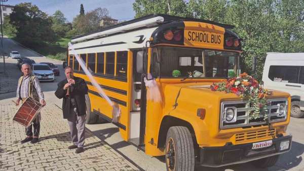 700 bin TL harcadığı hayalindeki 'School Bus'ı gelin arabası yaptı