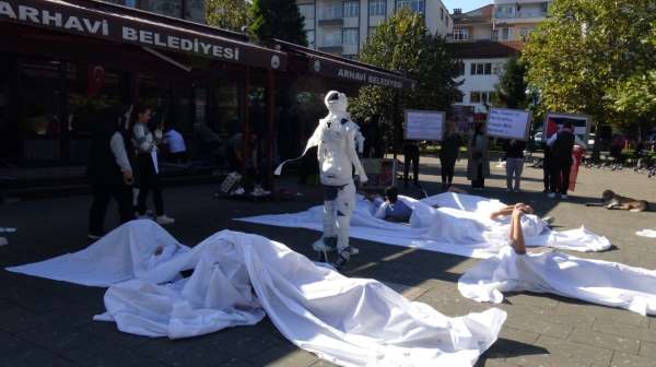 Artvin'de üniversite öğrencilerinden Filistinli çocuklar için kefenli protesto