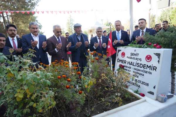 Bakan Uraloğlu, şehit Ömer Halisdemir'in kabrini ziyaret etti