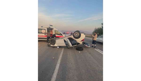 Toprak yığınına çarpan otomobil takla attı