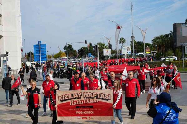 Türk Kızılay'dan bayrak yürüyüşü