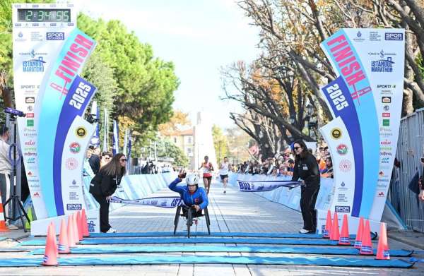 Bağcılar Belediyesi sporcuları İstanbul Maratonu'nda şampiyon oldu