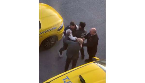 Başakşehir'de taksiciye meslektaşının tokatlı saldırısı kamerada
