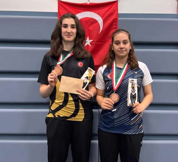 Erzincanlı badmintonculardan Macaristan'da çifte bronz madalya