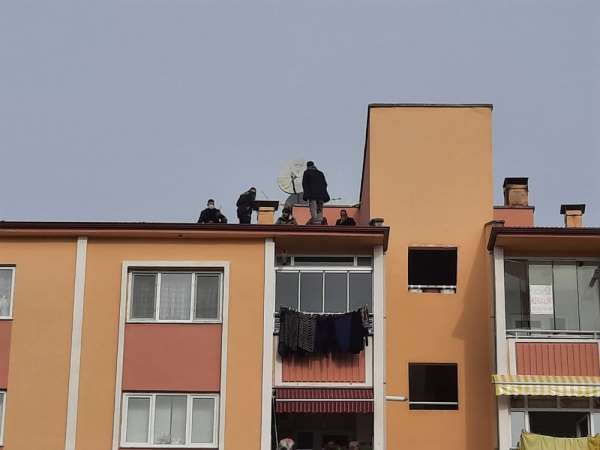 7 katlı binanın çatısına çıkan adam, 1 saatlik uğraş sonrası intihardan vazgeçir