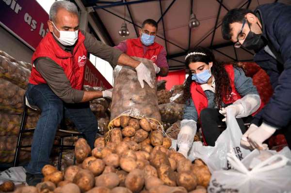 Mersin'de dar gelirli ailelere patates ve soğan desteği