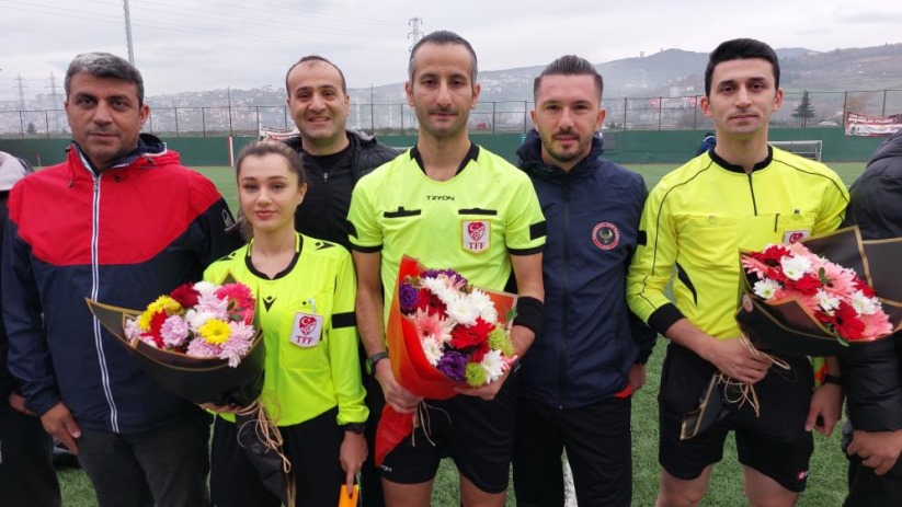 Samsun'da sahaya 'Sporda şiddete hayır' yazılı pankartla çıkıp, hakemlere çiçek verdiler