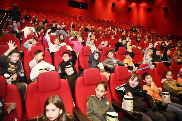 Samsun'da bin öğrenci ilk kez sinemada film izledi