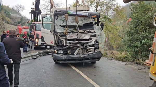 Sarıyer'de 1 kişinin öldüğü ve 3 kişinin yaralandığı kaza sonrası araçlar kaldırıldı