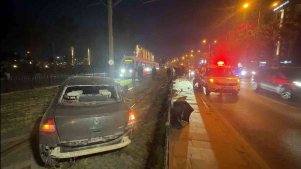 Samsun'da çarpışan iki otomobilden biri tramvay yoluna daldı: 1 yaralı