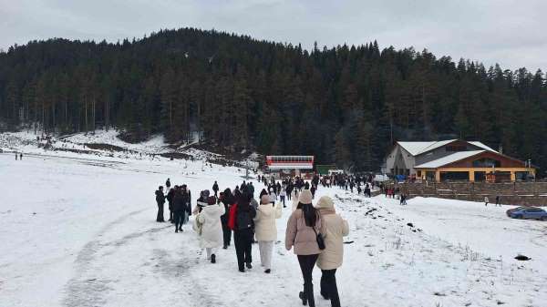 Üniversite öğrenileri Ilgaz Dağı'nda karın tadını çıkardı