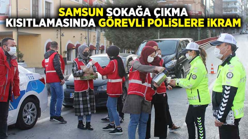 Samsun sokağa çıkma kısıtlamasında görevli polislere ikram