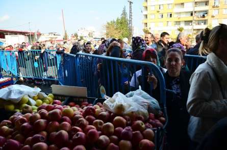 Adana'da ucuz meyve ve sebze kuyruğu 