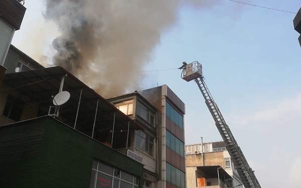 4 katlı binada çıkan yangın güçlükle söndürüldü