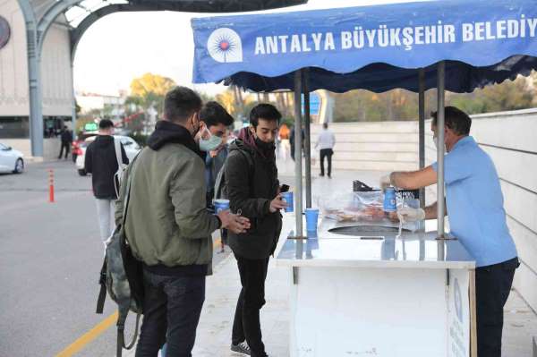Büyükşehir'den üniversite öğrencilerine sıcak çorba ikramı