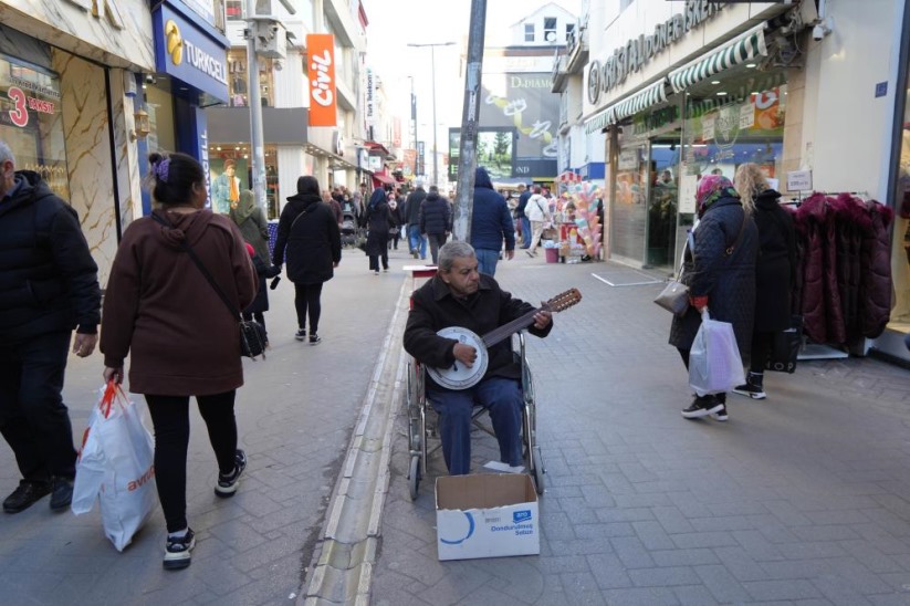 Samsun'da sokak sanatçısı 'Cümbüşçü Hasan'ın dramı