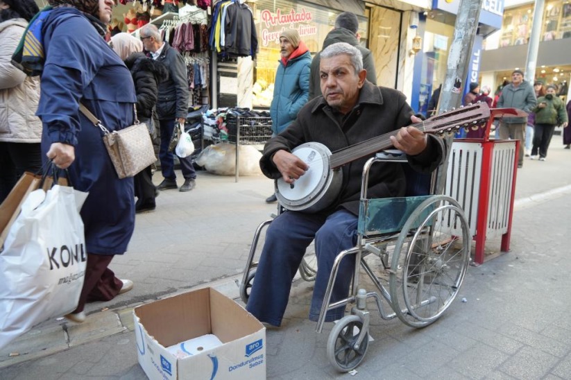 Samsun'da sokak sanatçısı 'Cümbüşçü Hasan'ın dramı