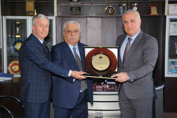 Alanya'nın vergi rekortmenlerine plaket