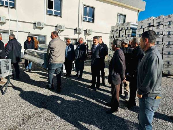 Besni'de 84 yetiştiriciye otomatik yemlik dağıtıldı