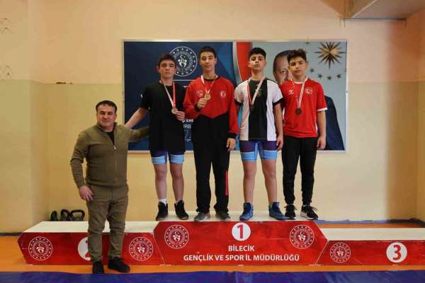 Bilecik'te güreşte gençlerden yoğun mücadele