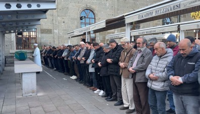 Kaza süsüyle eşini ve çocuğunu öldüren Doktor Samsun'da toprağa verildi
