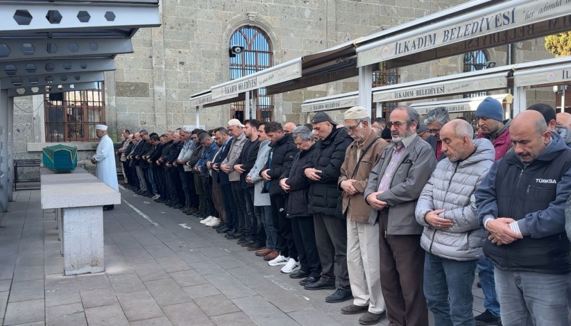 Kaza süsüyle eşini ve çocuğunu öldüren Doktor Samsun'da toprağa verildi