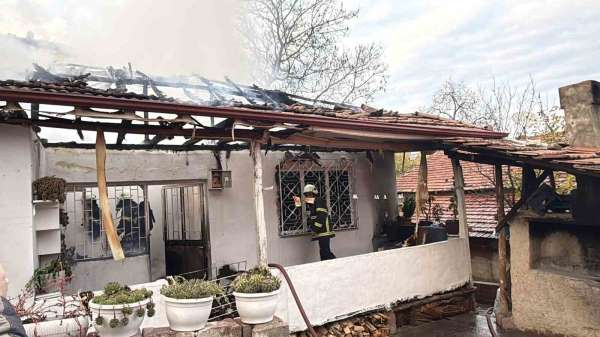 Erbaa'da elektrik kontağından çıkan yangın evi küle çevirdi