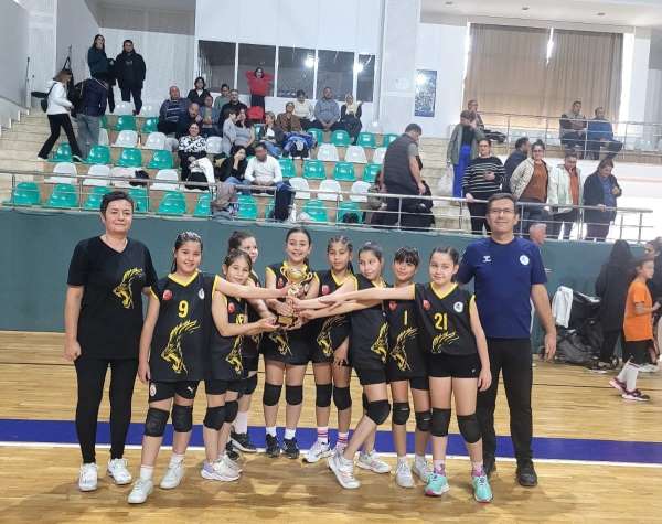 Köyceğizli minikler Voleybol Turnuvası'nda şampiyon oldu